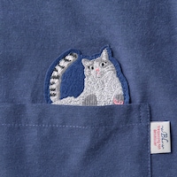 ポケットから猫がひょっこり