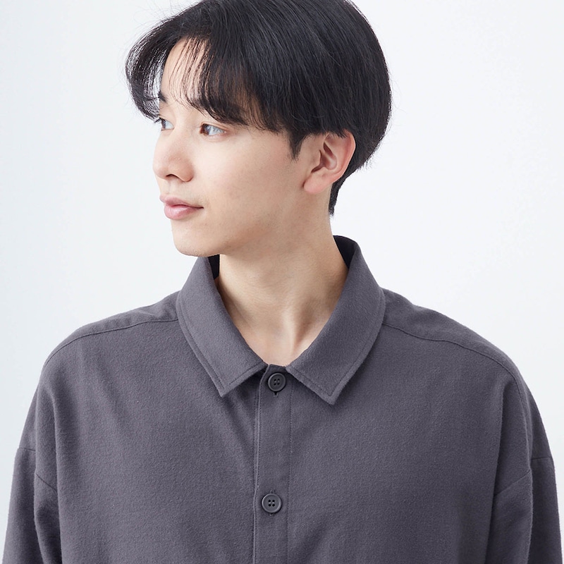 ベーシックな襟付きで玄関対応にも