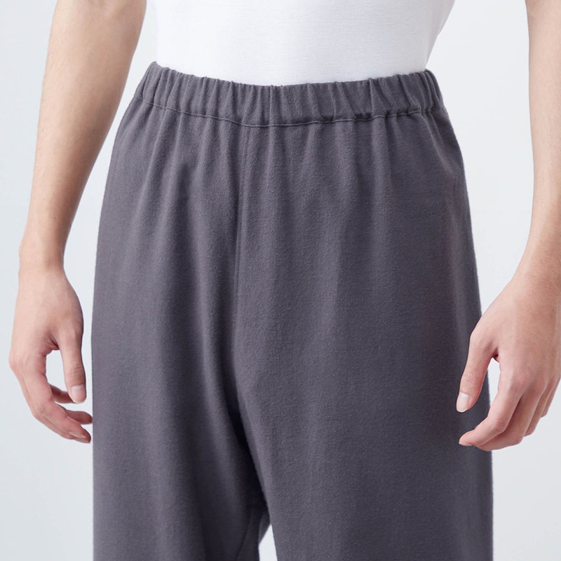 ウエストは総ゴム仕様でラクな着心地