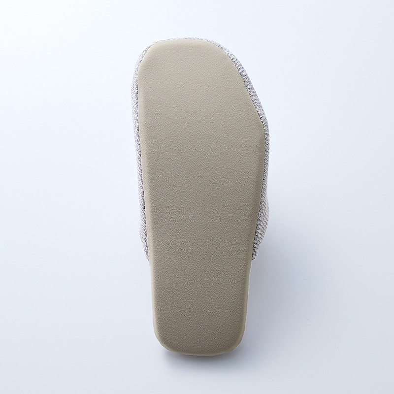 裏面はすべりにくく、パタパタ音がしにくい素材を使用