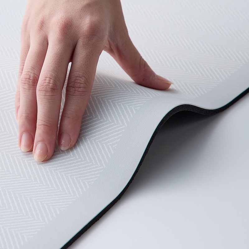 柔軟性のある素材だから、割れず、床を傷つけません