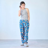 モデル身長162cm／M　※写真は撮影用のため股下＋4cmになります。 ダリア着用