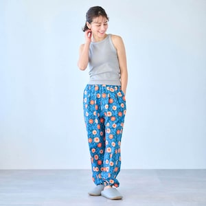 モデル身長162cm／M　※写真は撮影用のため股下＋4cmになります。 ダリア着用