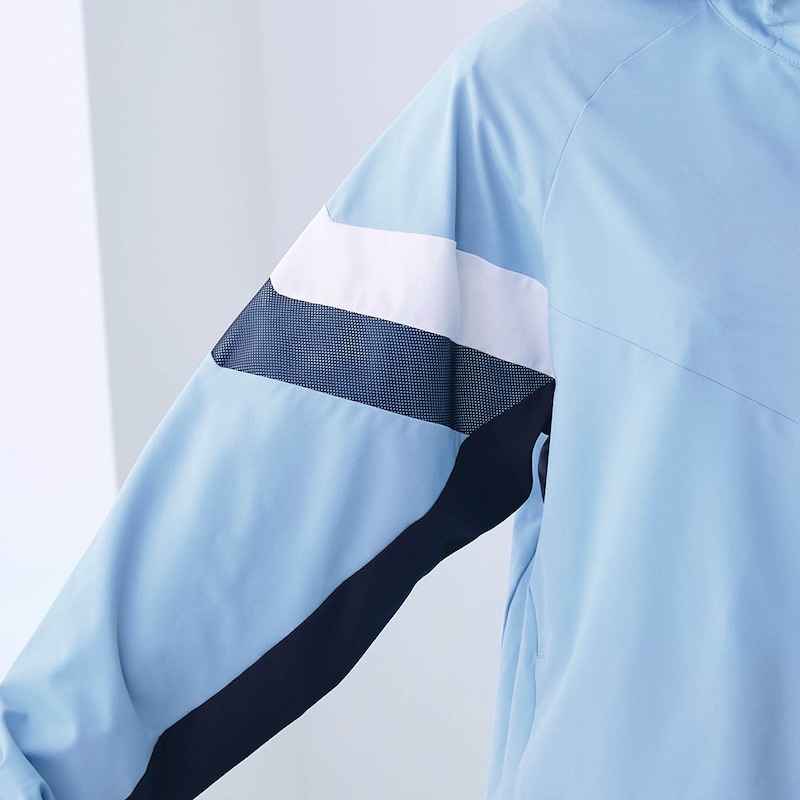 袖にはメッシュの切替えでアクセントデザインも