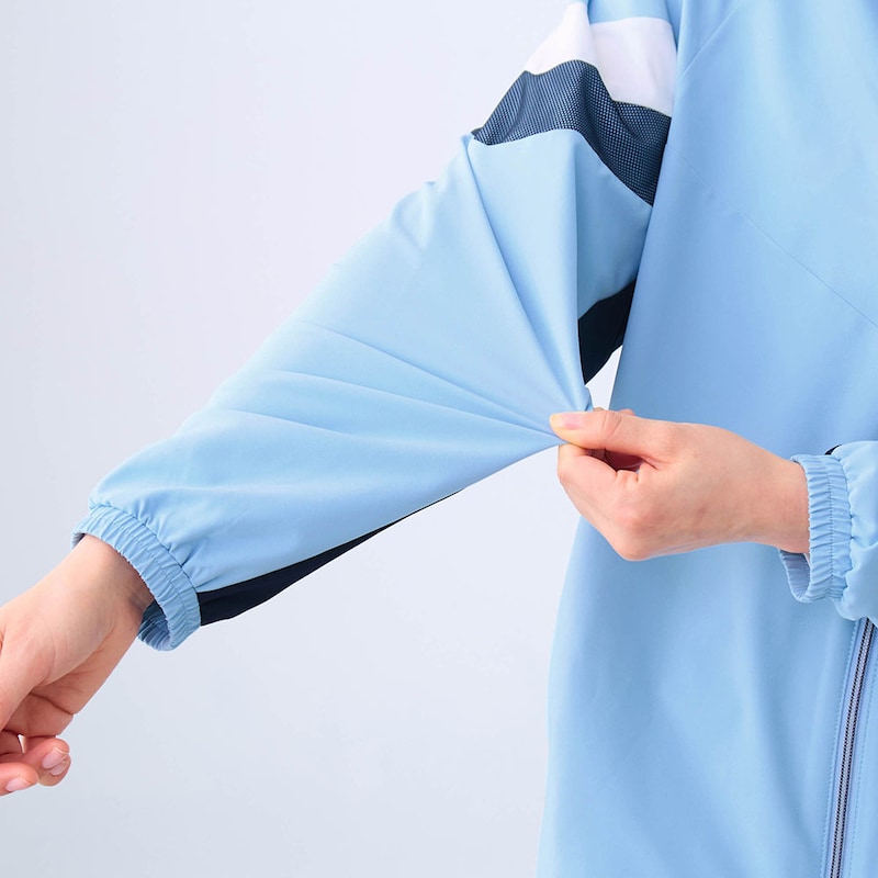 軽やかに伸びるストレッチ素材で動きやすい