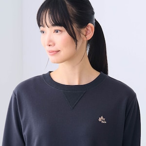 胸元にはさりげないロゴ刺繍