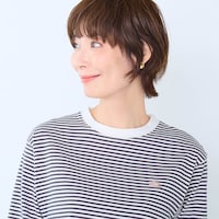 胸元にはさりげないロゴ刺繍