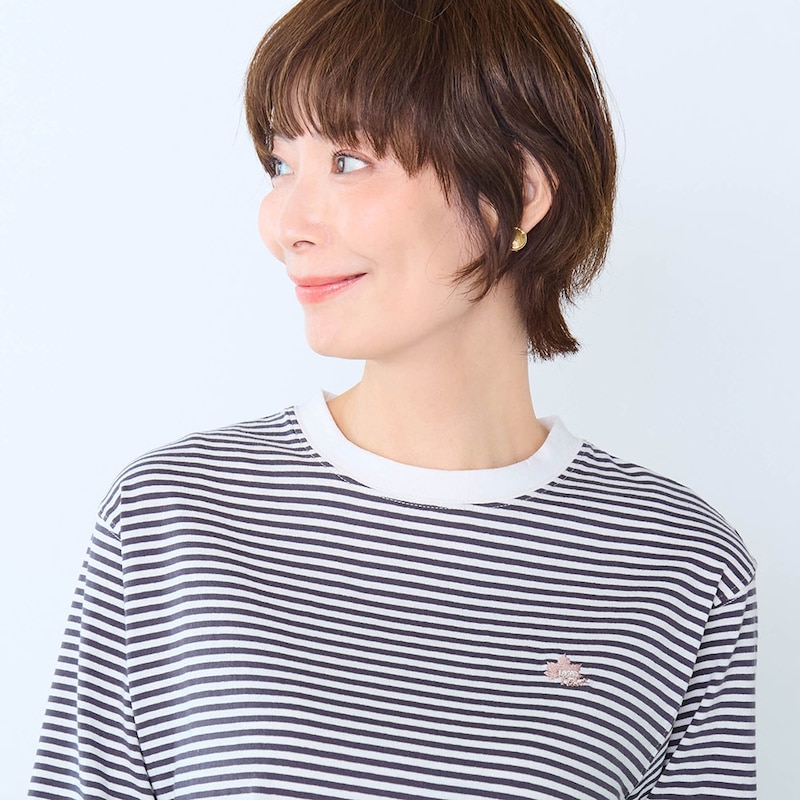 胸元にはさりげないロゴ刺繍