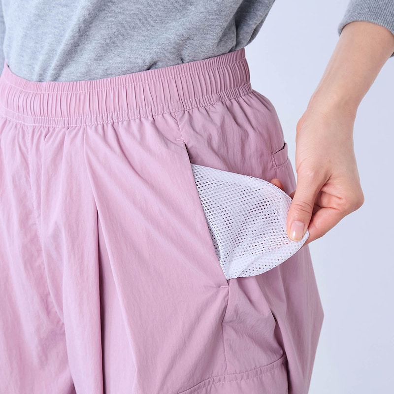 ポケット内側は通気性の良いメッシュ素材