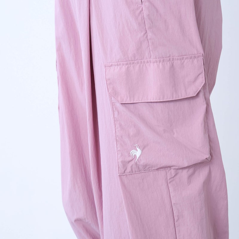 サイドポケットにはさりげない刺繍ロゴ