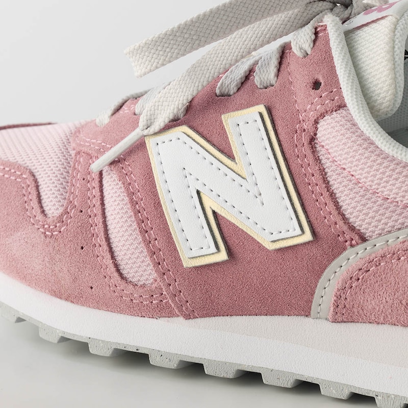 Nロゴの周りはピンクのみ別カラーの配色でアクセントに