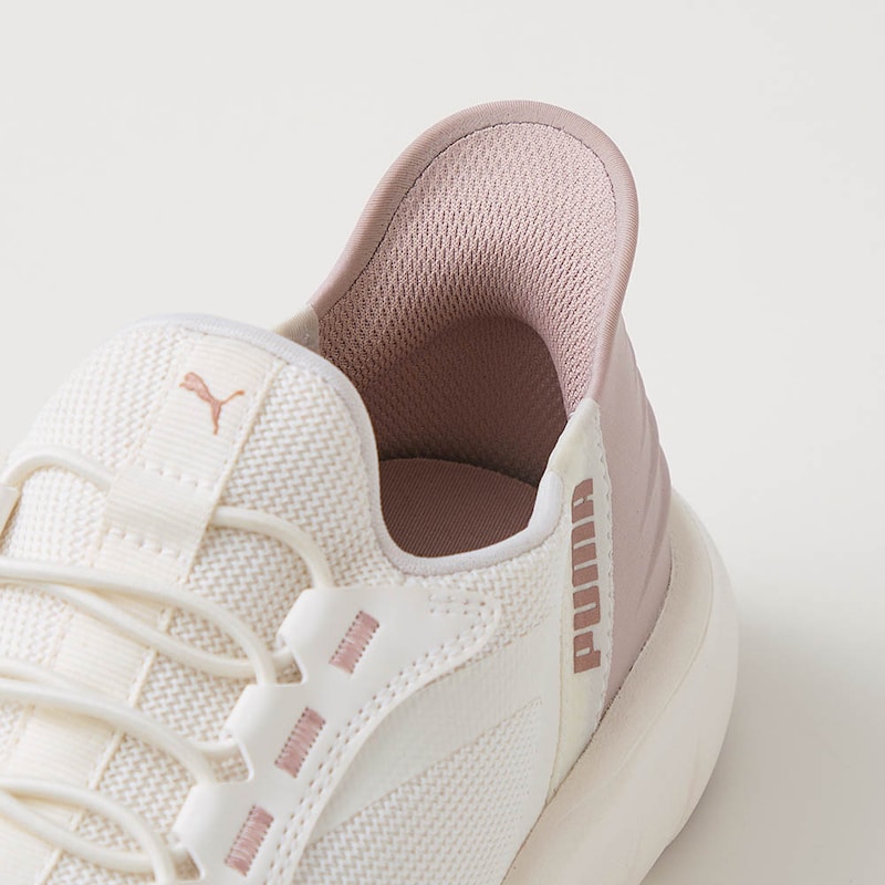 立ったまますっと履ける独自の「イーズイン」構造