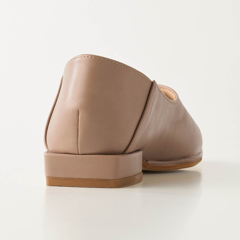 約2cmの高さで歩きやすいスクエアヒールもポイント