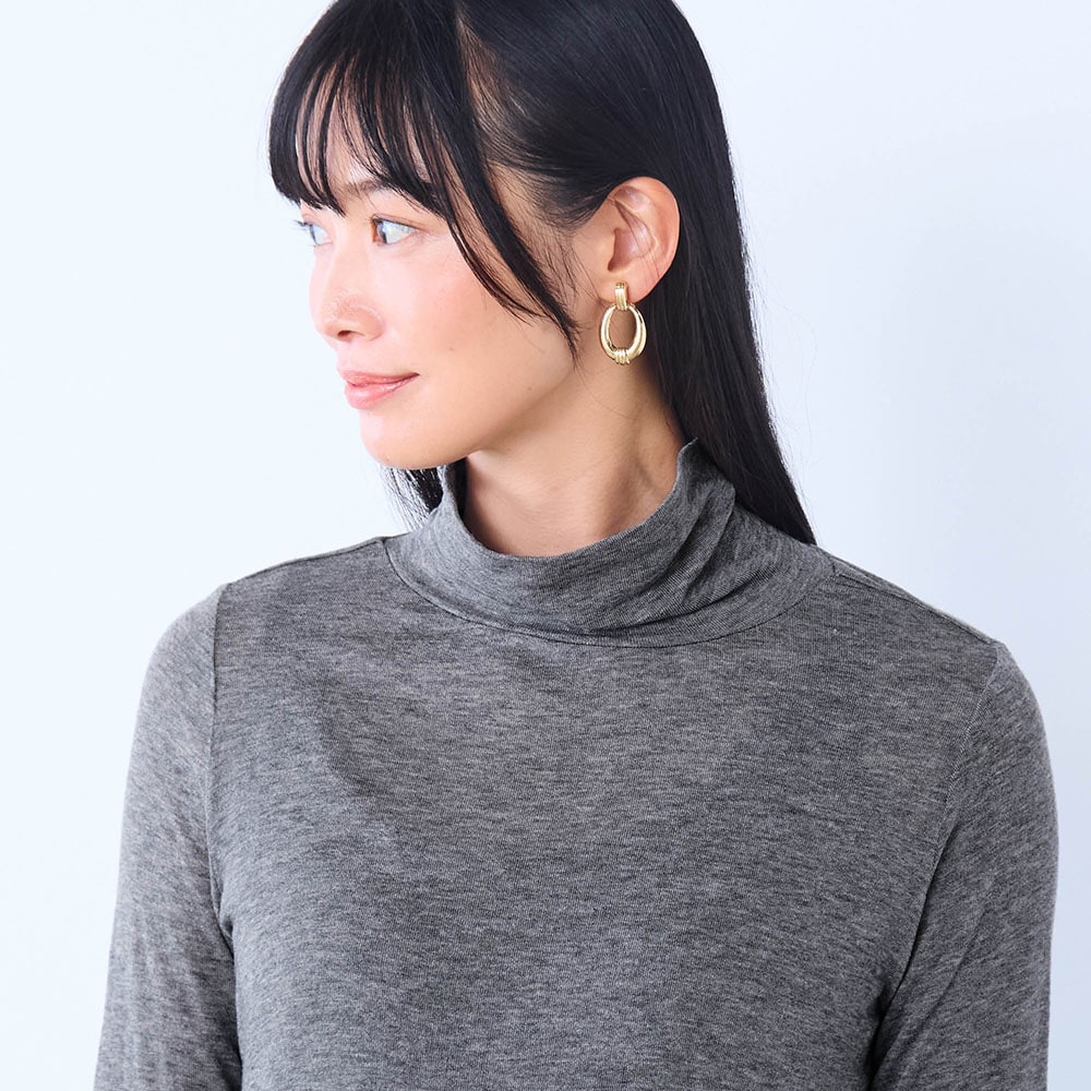 締めつけ感のないゆるめのタートルネックもうれしいポイント