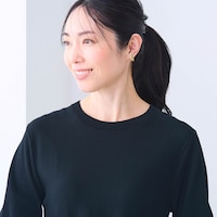 襟元は編み地切替えデザインでさりげないポイントに
