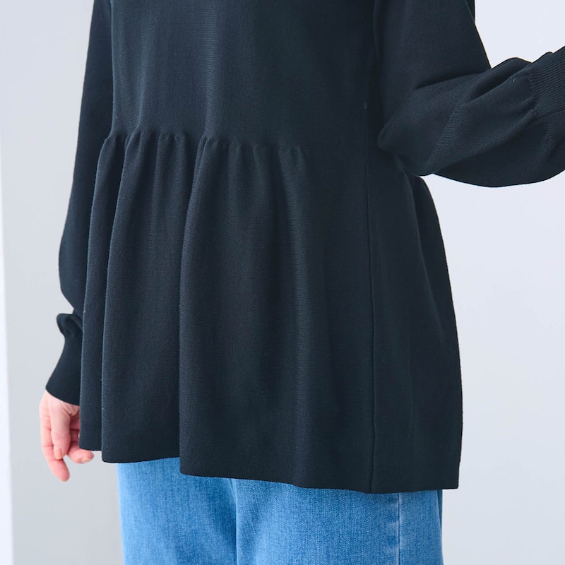 高めの位置のギャザーが気になるお腹まわりをカバー