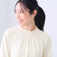 首元と袖口にシャーリングが施された華やかなブラウス