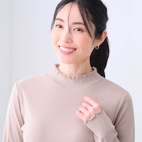 襟元と袖はフリル仕様