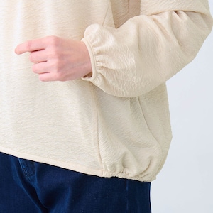 袖と裾はゴム入りでふわっとしたシルエットに