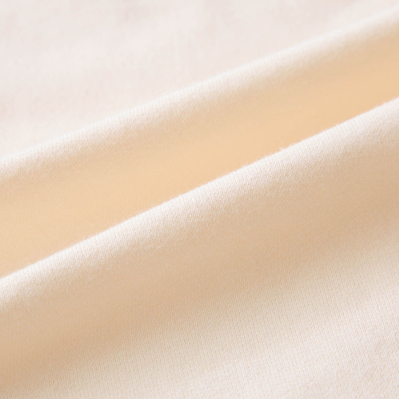 トップスは薄手の裏毛素材でオールシーズン使える生地感