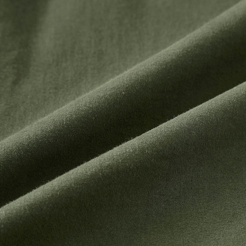 微光沢のサテン織り素材がきれいめな印象に