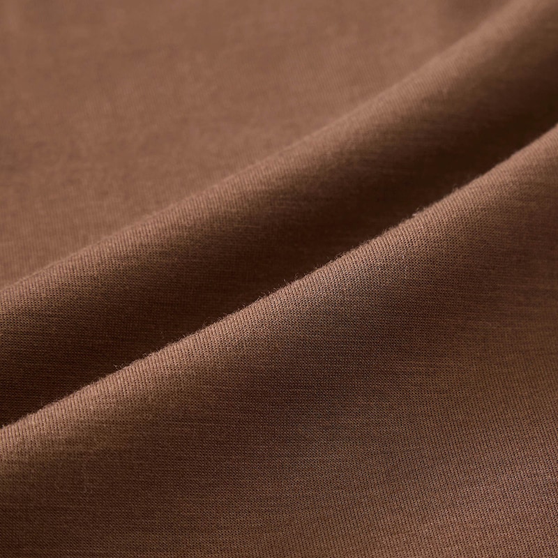 ストレッチが効いた適度な光沢感のあるダンボール素材