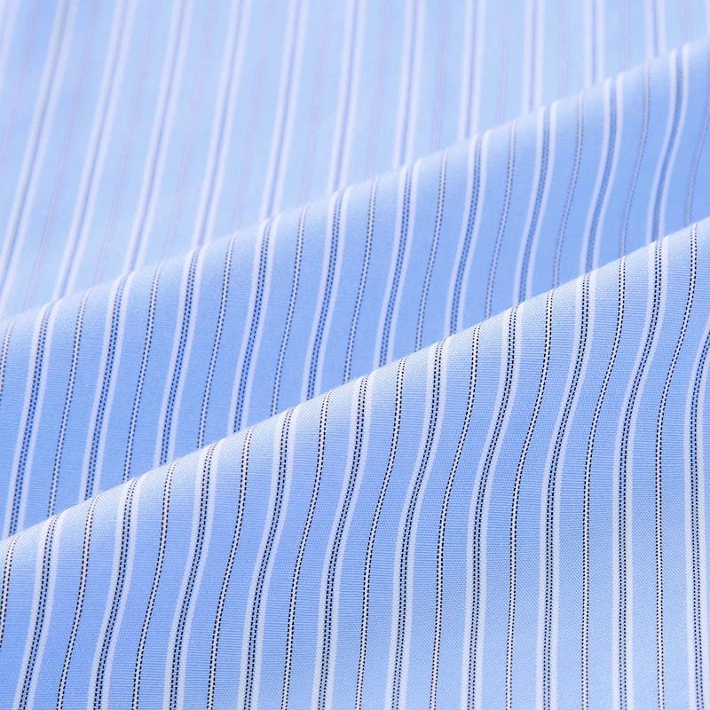 女性らしく着られる、やわらかくてパリっとしすぎない素材