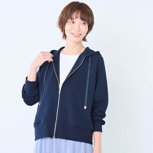 上半身をすっきり見せる大人のためのフードブルゾン
