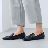 裾はモーニングカットですっきり見せる工夫も満載