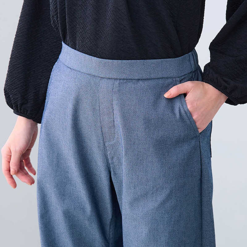 ウエストは総ゴムでフロントはプルオンデザインなのできちんと感も◎