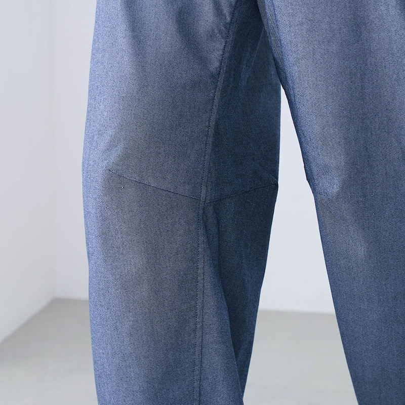 ひざの切替え効果で広がりすぎないシルエットに