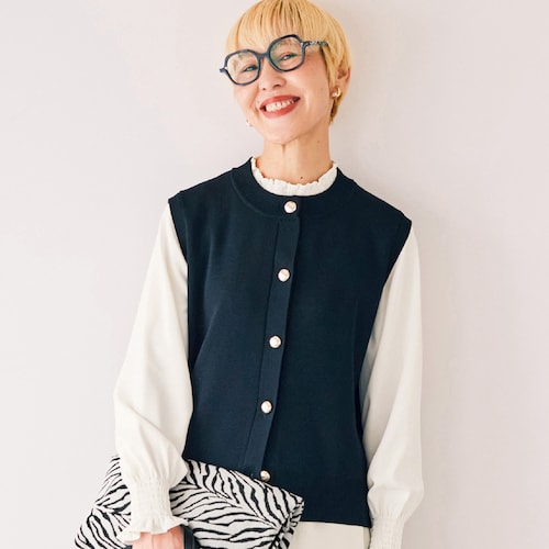着まわせるボタンニットベスト