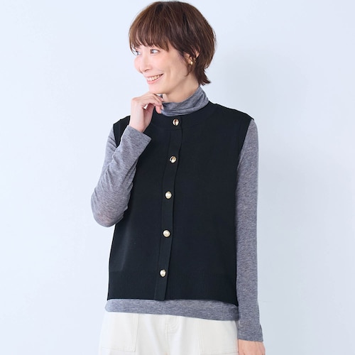 着まわせるボタンニットベスト