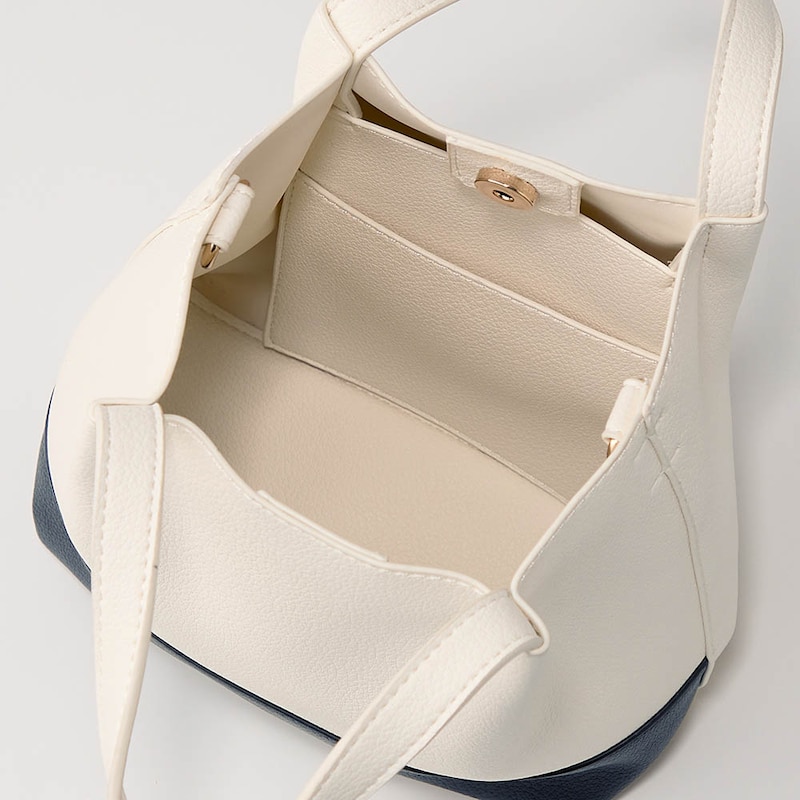 小ぶりながら500mlのペットボトルが入る収納力