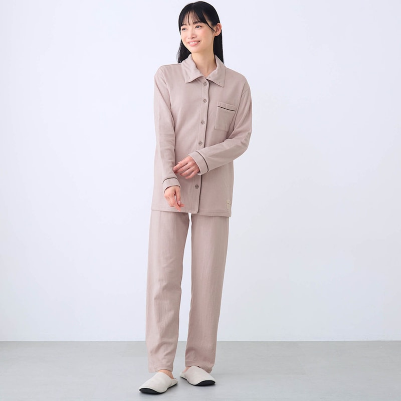 ピンクベージュ