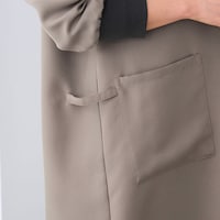 右側には手拭きタオルをかけるループ付き