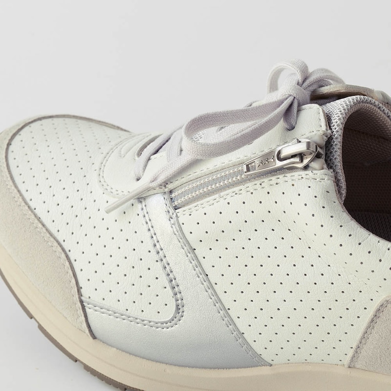 脱ぎ履きがしやすい外側ファスナー仕様