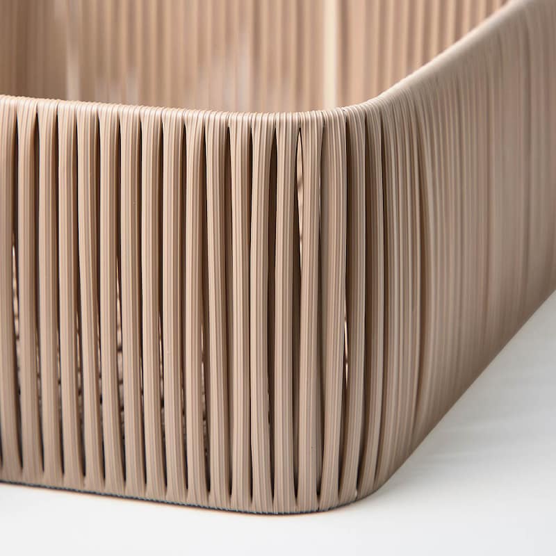 中が空洞になっている軽い素材を手で編んで作っています