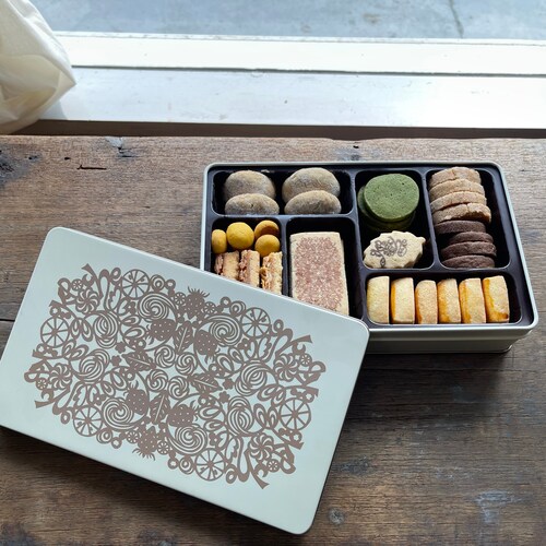 【おとりよせ・お歳暮ギフト】 K POCHE×矢口加奈子 クッキー缶 【ご注文は11月30日まで】