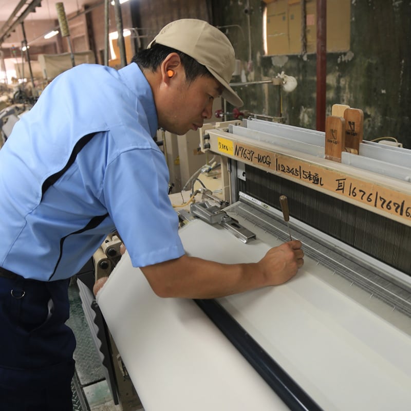 国内工場で丁寧に織り上げています