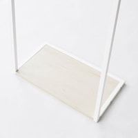足元は木目調の底板でアクセントに。小物なども置けます。
