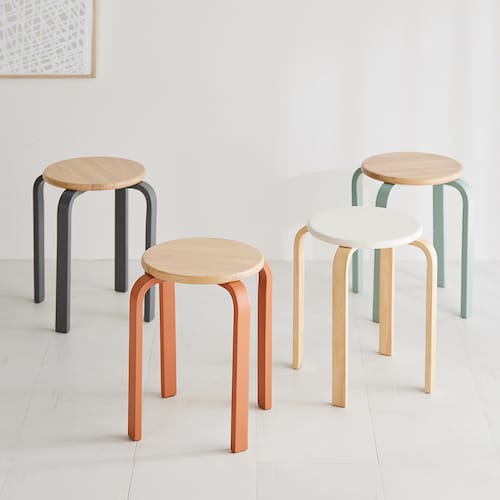 曲木の木製スタッキングスツール