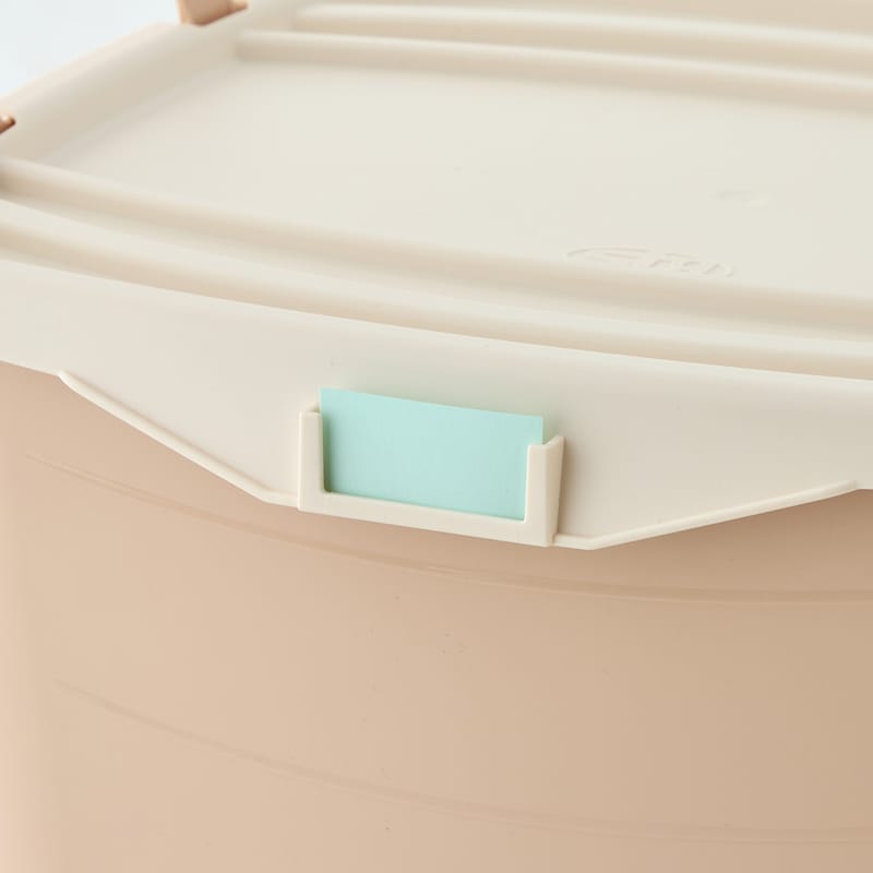 ネームタグが入れられるホルダー付き