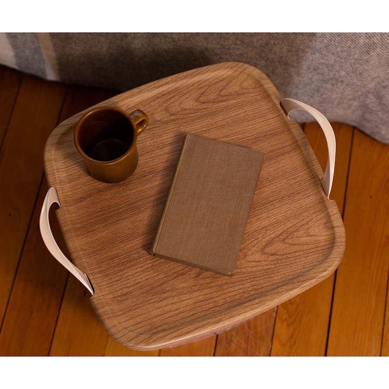 木目調のフタはちょっとした小物置きに