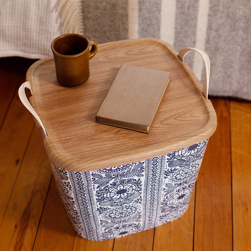 木目調のフタは、テーブル代わりとしても使えます