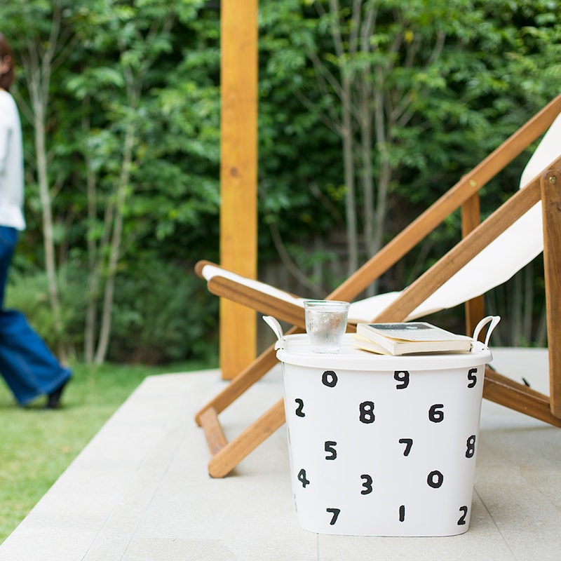 木目調のフタは、テーブル代わりとしても使えます