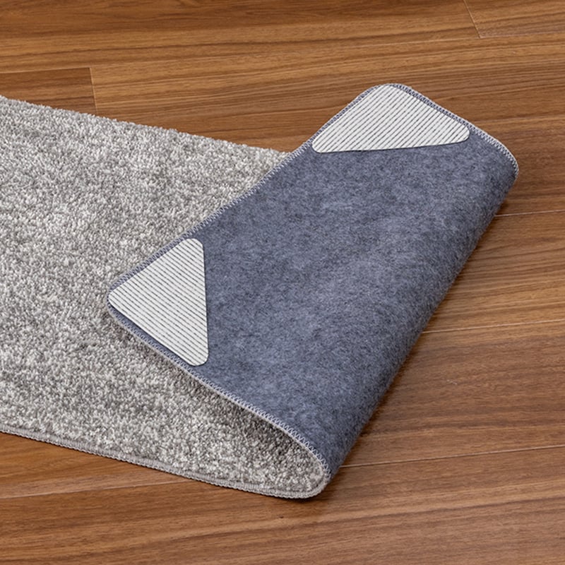 置くだけで床に吸着して滑りにくい構造