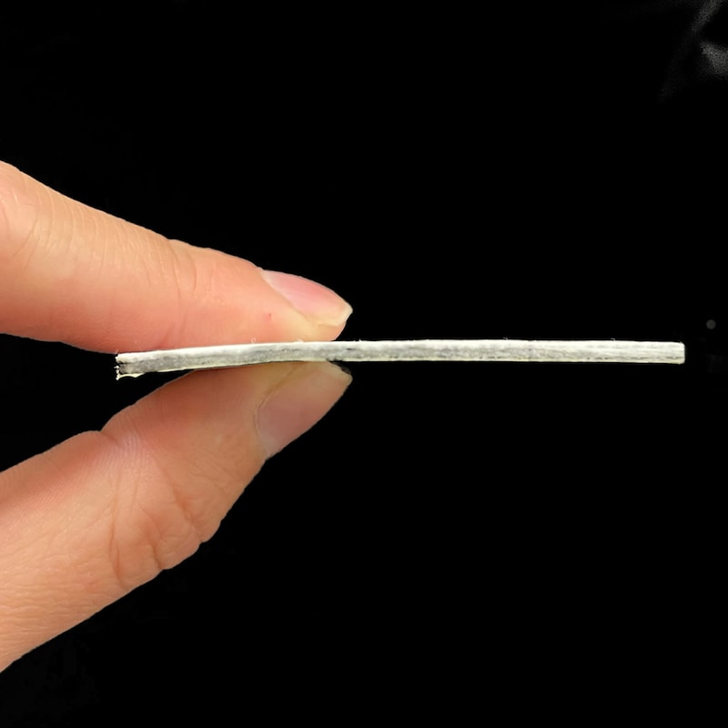 厚みが薄いのでマットの裏に貼っても邪魔になりません