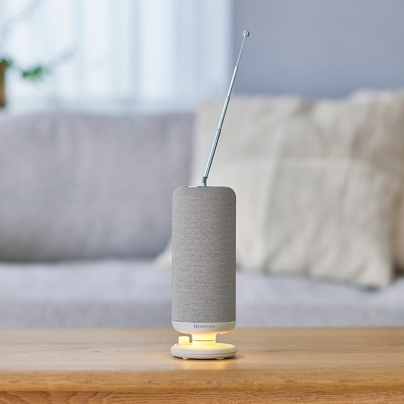 違和感なく日常に溶け込むデザインと高音質のスピーカー機能が特徴