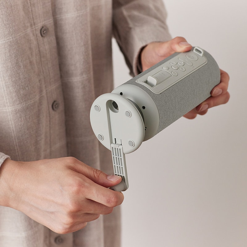 底面に格納されたハンドルで手回し発電にも対応